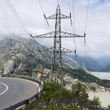 L'objectif d'accélérer les procédures d'extension et de transformation des réseaux de transport d'électricité est salué. Mais les critiques pleuvent sur l'idée de prioriser les lignes aériennes. (Photo d'archives) KEYSTONE/PETER SCHNEIDER